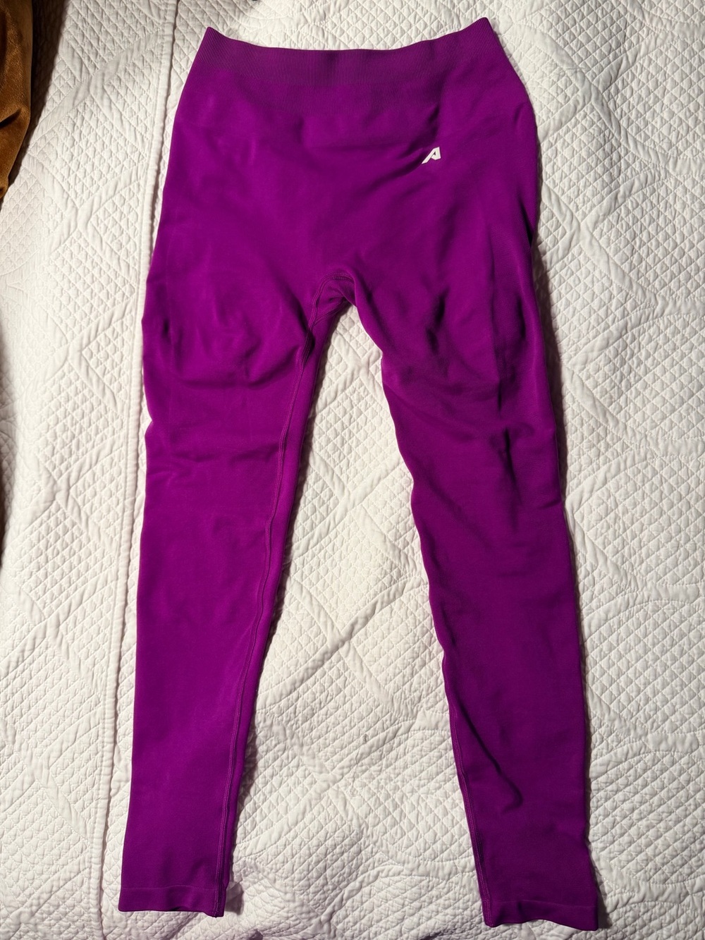 Alphalete Pump Mid Rise Leggings in Acai Berry w/ Logo, size Large